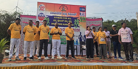 ಹೊಸಪೇಟೆಯಲ್ಲಿ ನಡೆದ ಮ್ಯಾರಥಾನ್‌ನಲ್ಲಿ ಎಸ್ಪಿ ಎಸ್.ಜಾಹ್ನವಿ ಮಾತನಾಡಿದರು. ನ್ಯಾಯಾಧೀಶರಾದ ಕೆ.ಎಂ.ರಾಜಶೇಖರ್, ಸುಬ್ರಮಣ್ಯಂ, ಪ್ರಶಾಂತ್ ನಾಗಲಾಪುರ, ಎಎಸ್ಪಿ ಮಂಜುನಾಥ, ಡಿವೈಎಸ್ಪಿ ಟಿ.ಮಂಜುನಾಥ ಇತರರಿದ್ದರು.