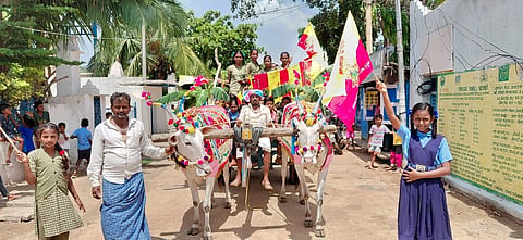 ಕಾಕುಬಾಳುದಲ್ಲಿ ಅದ್ದೂರಿ ಶಾಲಾ ಪ್ರಾರಂಭೋತ್ಸವ ನಿಮಿತ್ತ ಮಕ್ಕಳನ್ನು ಎತ್ತಿನ ಬಂಡಿ ಮೆರವಣಿಗೆ ಮಾಡಲಾಯಿತು. ಎಸ್‌ಡಿಎಂಸಿ ಅಧ್ಯಕ್ಷ ಗುರುಬಸವರಾಜ, ಶಿಕ್ಷಕರಾದ ಪ್ರಕಾಶ್, ಸರೋಜಾ, ಜರೀನಾ ಬೇಗಂ ಇತರರಿದ್ದರು.