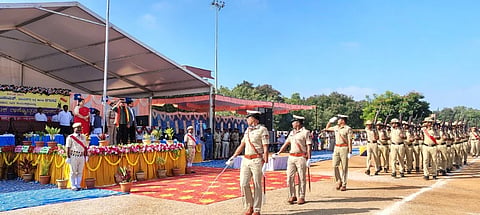 ಹೊಸಪೇಟೆಯ ಜಿಲ್ಲಾಕ್ರೀಡಾಂಗಣದಲ್ಲಿ ಶುಕ್ರವಾರ ಕನ್ನಡ ರಾಜ್ಯೋತ್ಸವ ನಿಮಿತ್ತ ನಡೆದ ರಾಷ್ಟ್ರ ಧ್ವಜಾರೋಹಣದ ಪಥಸಂಚಲನದಲ್ಲಿ ಸಚಿವ ಬಿ.ಜೆಡ್.ಜಮೀರ್ ಅಹ್ಮದ್ ಖಾನ್ ಗೌರವ ವಂದನೆ ಸ್ವೀಕರಿಸಿದರು. ಜಿಲ್ಲಾಧಿಕಾರಿ ಕವಿತಾ ಎಸ್.ಮನ್ನಿಕೇರಿ, ಜಿಪಂ ಸಿಇಒ ನೊಂಗ್ಜಾಯ್ ಮೊಹಮ್ಮದ್ ಅಕ್ರಮ ಅಲಿ ಷಾ, ಪ್ರಾದೇಶಿಕ ಉಪ ಅರಣ್ಯ ಸಂರಕ್ಷಣಾಧಿಕಾರಿ ಅನುಪಮಾ ಇತರರಿದ್ದರು.