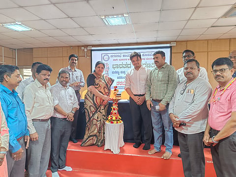 ಹೊಸಪೇಟೆ ಪಿಡಿಐಟಿ ಕಾಲೇಜಿನಲ್ಲಿ ಬುಧವಾರ ಗಣತಿದಾರರಿಗೆ ಹಾಗೂ ಮೇಲ್ವಿಚಾರಕರಿಗೆ ಮೂರು ದಿನಗಳ ತರಬೇತಿ ಮತ್ತು ಮಾರ್ಗದರ್ಶನ ಕಾರ್ಯಕ್ರಮವನ್ನು ಜಿಲ್ಲಾಧಿಕಾರಿ ಕವಿತಾ ಎಸ್.ಮನ್ನಿಕೇರಿ ಉದ್ಘಾಟಿಸಿದರು. ಜಿಪಂ ಸಿಇಓ ನೋಂಗ್ಜಾಯ್ ಮಹ್ಮದ್ ಅಲಿ ಅಕ್ರಂ ಷಾ, ಅಪರ ಜಿಲ್ಲಾಧಿಕಾರಿ ಇ.ಬಾಲಕೃಷ್ಣ, ನಗರಾಭಿವೃದ್ಧಿ ಕೋಶಾದ ಯೋಜನಾ ನಿರ್ದೇಶಕ ಮನೋಹರ್, ನಗರಸಭೆ ಪೌರಾಯುಕ್ತ ಶಿವಕುಮಾರ್ ಎರಗುಡಿ, ಕ್ಷೇತ್ರ ಶಿಕ್ಷಣಾಧಿಕಾರಿ ಶೇಖರಪ್ಪ ಹೊರಪೇಟೆ, ಜಿಲ್ಲಾ ನೋಡಲ್ ಅಧಿಕಾರಿ ಶ್ರೀಕಾಂತ್ ಇತರರಿದ್ದರು.