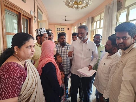 ಹೊಸಪೇಟೆ ಟಿಬಿಡ್ಯಾಂ ವೈಕುಂಠ ಅತಿಥಿ ಗೃಹದಲ್ಲಿ ಮಂಗಳವಾರ ಎಸ್ ಡಿಪಿಐ ಎಸ್‌ಡಿಪಿಐ ಪಕ್ಷದ ಪದಾಧಿಕಾರಿಗಳು ಜಿಲ್ಲಾ ಉಸ್ತುವಾರಿ ಸಚಿವ ಕೆ. ಎಸ್.ಬಸವಂತಪ್ಪ ಅವರನ್ನು ಮನವಿ ಸಲ್ಲಿಸಿದರು. ಜಿಲ್ಲಾಧಿಕಾರಿ ಕವಿತಾ ಎಸ್.ಮನ್ನಿಕೇರಿ, ಮೃತ ಖಲೀಲ್ ರವರ ಪತ್ನಿ ಶೈನಜ್, ಮಕ್ಕಳಾದ ಮಹಮ್ಮದ್ ಹಾಷೀಮ್, ಶಿಫಾ, ಪ್ರಮುಖರಾದ ಫಯಾಜ್ ಮೌಲಾನಾ, ಸದ್ದಾಂ ಹಂಪಿ, ಮಹಮ್ಮದ್ ಜಾಫರ್, ಕೆ.ಜಿಲಾನ್ ಇತರರಿದ್ದರು.