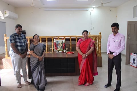 ಹೊಸಪೇಟೆ ಜಿಲ್ಲಾಧಿಕಾರಿ ಕಚೇರಿ ಸಭಾಂಗಣದಲ್ಲಿ ಗುರುವಾರ ವಿಶ್ವಕರ್ಮ ಅಮರಶಿಲ್ಪಿ ಜಕಣಾಚಾರಿ ಸಂಸ್ಮರಣಾ ದಿನ ಆಚರಿಸಲಾಯಿತು. ಜಿಲ್ಲಾಧಿಕಾರಿ ಕವಿತಾ ಎಸ್.ಮನ್ನಿಕೇರಿ, ಅಪರ ಜಿಲ್ಲಾಧಿಕಾರಿ ಬಾಲಕೃಷ್ಣಪ್ಪ, ಜಿಲ್ಲಾ ಕಚೇರಿ ತಹಸೀಲ್ದಾರ್ ಮೇಘಾ, ಕನ್ನಡ ಮತ್ತು ಸಂಸ್ಕೃತಿ ಇಲಾಖೆ ಸಹಾಯಕ ನಿರ್ದೇಶಕ ಸಿದ್ದಲಿಂಗೇಶ ರಂಗಣ್ಣನವರ್ ಇದ್ದರು.