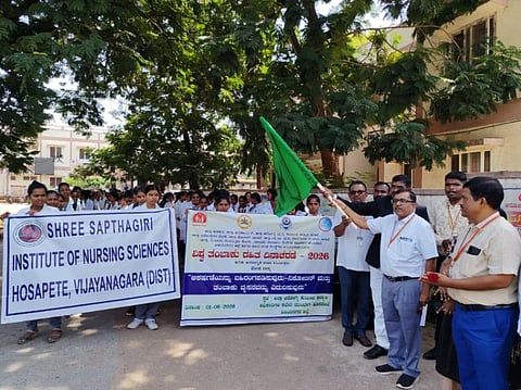 ಹೊಸಪೇಟೆಯಲ್ಲಿ ಸೋಮವಾರ ವಿಶ್ವ ತಂಬಾಕು ರಹಿತ ದಿನಾಚರಣೆ ನಿಮಿತ್ತ ಜಾಗೃತಿ ಜಾಥಾ ಕಾರ್ಯಕ್ರಮಕ್ಕೆ ಡಿಎಚ್‌ಒ ಡಾ.ಎಲ್.ಆರ್.ಶಂಕರ್ ನಾಯ್ಕ ಚಾಲನೆ ನೀಡಿದರು. ಜಿಲ್ಲಾ ವೈದ್ಯಾಧಿಕಾರಿಗಳಾದ ಜಂಬಯ್ಯ, ಡಾ.ಷಣ್ಮುಖ ನಾಯ್ಕ, ಡಾ.ವಿನಯ್, ಡಾ.ರಾಧಿಕಾ, ಟಿಎಚ್‌ಒ ಡಾ.ವಿನೋದ್, ವಕೀಲರ ಸಂಘದ ಕಾರ್ಯದರ್ಶಿ ಕೃಷ್ಣದೇವರಾಯುಲು ಇತರರಿದ್ದರು.