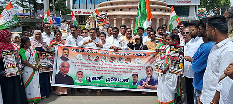 ಹೊಸಪೇಟೆಯಲ್ಲಿ ಮಂಗಳವಾರ ಕಾಂಗ್ರೆಸ್ ಪಕ್ಷದಿಂದ ಪ್ರತಿಭಟನೆ ನಡೆಸಲಾಯಿತು. ಪ್ರಮುಖರಾದ ತಿಪ್ಪೇಸ್ವಾಮಿ, ಅಲ್ಲಾ ಭಕ್ಷಿ, ಅಂಜಿನಿ, ಪರಶುರಾಮ, ಮೈಲಾರಪ್ಪ, ಸಂಗಪ್ಪ, ರುಕ್ಸಾನ, ಹಾಜೀರಾ, ಸ್ವಪ್ನಾ, ಗಂಗಮ್ಮ, ಪರ್ವಿನ್, ಲಕ್ಷ್ಮೀ, ಸೋಮಕ್ಕೆ, ಕಾಳಮ್ಮ, ತಾಯಮ್ಮ, ಲಕ್ಷ್ಮಕ್ಕ, ಯಂಕಪ್ಪ, ರೀಟಾ, ಪ್ರಿಯಾ, ಧಜರೀನ್, ಭುವನೇಶ್ವರಿ , ಮೇರಿ, ಜೆನ್ನಿಫರ್, ಸೆಲ್ವಿ, ಶೀಲಾ, ಮನಿಷಾ, ಪಾಂಡ್ಯನ್, ಇತರರಿದ್ದರು.