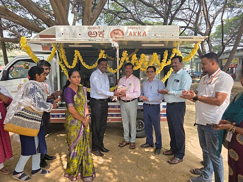 ಹಂಪಿಯ ವಿಜಯ ವಿಠಲ ದೇಗುಲದ ಬಳಿ ಸಂಚಾರಿ ಅಕ್ಕ ಕ್ಯಾಂಟಿನ್‌ಗೆ ಜಿಪಂ ಉಪಕಾರ್ಯದರ್ಶಿ ಕೆ.ತಿಮ್ಮಪ್ಪ ಚಾಲನೆ ನೀಡಿದರು. ಜಿಪಂ ಸಹಾಯಕ ಯೋಜನಾ ಅಧಿಕಾರಿ ಉಮೇಶ್, ಇಒ ಅಲಂ ಭಾಷಾ, ಜಿಪಂ ಅಧೀಕ್ಷಕ ನಾಗರಾಜ್, ಜಿಲ್ಲಾ ಯೋಜನಾ ವ್ಯವಸ್ಥಾಪಕ ಪ್ರಸನ್ನ, ಜಿಲ್ಲಾ ವ್ಯವಸ್ಥಾಪಕಿ ಕಲಾವತಿ ಇತರರಿದ್ದರು.