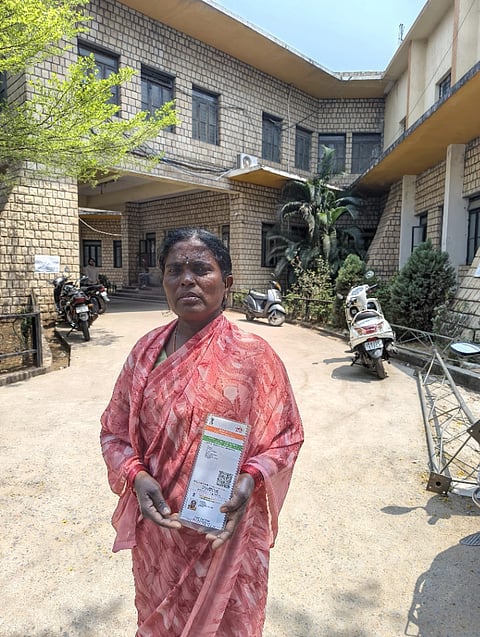 ಡಿಜಿಟಲ್ ಯುಗದಲ್ಲಿ ಸರ್ಕಾರಿ ಅಥವ ಖಾಸಗಿ ವಲಯವಾಗಲಿ, ಯಾವುದೇ ಸೌಲಭ್ಯ ಆಧಾರ್ ಕಾರ್ಡ್ ಕಡ್ಡಾಯ. ಆದರೆ, ತಾಲೂಕಿನ ಧರ್ಮಸಾಗರದ ಹಂಪಮ್ಮ ಎಂಬ ಬಡ ಮಹಿಳೆ ಬದುಕಿದ್ದರೂ, ಪಾಲಿಗೆ ಇದು ಮರಣ ಶಾಸನವಾಗಿದೆ.