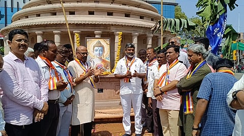 ಹೊಸಪೇಟೆ ಅಂಬೇಡ್ಕರ್ ವೃತ್ತದಲ್ಲಿ ಶುಕ್ರವಾರ ಆಯೋಜಿಸಿದ 2570ನೇ ಬುದ್ಧ ಪೂರ್ಣಿಮೆ ದಿನ ಆಚರಿಸಲಾಯಿತು. ಪ್ರಾಧ್ಯಾಪಕ ಚಿನ್ನಸ್ವಾಮಿ ಸೋಸಲೆ, ಬಿಇಒ ಶೇಖರಪ್ಪ ವರಪೇಟೆ, ಪ್ರಮುಖರಾದ ಸೋಮಶೇಖರ್ ಬಣ್ಣದಮನೆ, ಪೀರ್ ಬಾಷಾ, ಸೂರ್ಯನಾರಾಯಣ ಇತರರಿದ್ದರು.