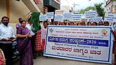 ಹೊಸಪೇಟೆ ವಡಕರಾಯನ ದೇಗುಲದ ಬಳಿ ಜಿಲ್ಲಾಧಿಕಾರಿ ಕವಿತಾ ಎಸ್.ಮನ್ನಿಕೇರಿ ಅವರು ಹಸಿರು ನಿಶಾನೆ ತೋರುವ ಮೂಲಕ ಮತದಾರರ ಪಟ್ಟಿ ವಿಶೇಷ ಪರಿಷ್ಕರಣೆ ಕಾರ್ಯಕ್ರಮಕ್ಕೆ ಮಂಗಳವಾರ ಸಂಜೆ ಚಾಲನೆ ನೀಡಿದರು. ಅಪರ ಜಿಲ್ಲಾಧಿಕಾರಿ ಈ.ಬಾಲಕೃಷ್ಣ, ಉಪವಿಭಾಗಾಧಿಕಾರಿ ಪಿ.ವಿವೇಕಾನಂದ, ನಗರಾಭಿವೃದ್ಧಿ ಕೋಶದ ಯೋಜನಾ ನಿರ್ದೇಶಕ ಮನೋಹರ್, ತಹಸೀಲ್ದಾರ್ ಶೃತಿ ಎಂ.ಮಳ್ಳಪ್ಪಗೌಡ್ರ್, ನಗರಸಭೆ ಪೌರಾಯುಕ್ತ ಎರಗುಡಿ ಶಿವಕುಮಾರ್ ಇತರರಿದ್ದರು.