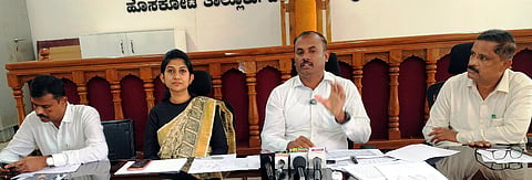 ಹೊಸಕೋಟೆ ತಾಲೂಕು ಕಚೇರಿ ಆವರಣದಲ್ಲಿ ಹಮ್ಮಿಕೊಂಡಿದ್ದ ಸುದ್ದಿಗೋಷ್ಠಿಯಲ್ಲಿ ತಾಲೂಕು ಮತದಾರರ ನೋಂದಣಾಧಿಕಾರಿ ಶಿವಕುಮಾರ್​ ಮಾತನಾಡಿದರು. ತಹಸೀಲ್ದಾರ್​ ಟಿ.ಎಸ್​.ಶೀತಲ್​, ತಾಪಂ ಇಒ ಮುನಿಯಪ್ಪ, ಬಿಇಒಪದ್ಮನಾಭ ಇದ್ದರು.