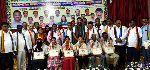 ಹೊಸಕೋಟೆ ಟಿಎಪಿಸಿಎಂಎಸ್​ ಸರ್ವ ಸದಸ್ಯರ ಸಾಮಾನ್ಯ ಸಭೆಯಲ್ಲಿ ಸದಸ್ಯರ ಮಕ್ಕಳಿಗೆ ಪ್ರತಿಭಾ ಪುರಸ್ಕಾರ ನೀಡಿ ಗೌರವಿಸಲಾಯಿತು. ಶಾಸಕ ಶರತ್​ ಬಚ್ಚೇಗೌಡ, ಅಧ್ಯಕ್ಷ ಕೆ.ಎಸ್​.ಸುರೇಶ್​ ಗೌಡ, ಪ್ರಭಾರ ಕಾರ್ಯದರ್ಶಿ ಎಂ.ಸೋಮಣ್ಣ, ಮಾಜಿ ಅಧ್ಯಕ್ಷ ಗೋಪಾಲ ಗೌಡ, ಒಕ್ಕಲಿಗರ ಸಂದ ನಿರ್ದೇಶಕ ರಾಜ್​ಶೇಕರ್​ಗೌಡ, ಉದ್ಯಮಿ ಬಿ.ವಿ.ಬೈರೇಗೌಡ, ಯೋಜನಾ ಪ್ರಾಧಿಕಾರದ ನಿರ್ದೇಶಕ ಡಾ.ಎಚ್​.ಎಂ.ಸುಬ್ಬರಾಜ್​, ಉಪಾಧ್ಯಕ್ಷ ಸಿ.ಮುನಿರಾಜ್​ ಇದ್ದರು.
