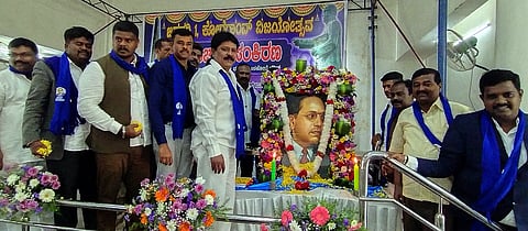 ಹೊಸಕೋಟೆಯ ಡಾ.ಬಿ.ಆರ್​ ಅಂಬೇಡ್ಕರ್​ ಭವನದಲ್ಲಿ ಆಯೋಜಿಸಿದ್ದ ಭೀಮ್​ ಕೋರೆಗಾವ್​ ವಿಜಯ್​ ದಿವಸ್​ ಆಚರಣೆಯಲ್ಲಿ ಅಂಬೇಡ್ಕರ್​ ಭಾವಾಚಿತ್ರಕ್ಕೆ ಪುಷ್ಪನಮನ ಸಲ್ಲಿಸಲಾಯಿತು. ಸಮಾಜ ಕಲ್ಯಾಣ ಇಲಾಖೆ ಸಹಾಯಕ ನಿರ್ದೇಶಕ ಸಿದ್ದರಾಜು,  ಪ್ರಗತಿಪರ ಸಂಟನೆಗಳ ಒಕ್ಕೂಟದ ಅಧ್ಯಕ್ಷ ಚಿನ್ನಸ್ವಾಮಿ, ದಸಂಸ ಅಧ್ಯಕ್ಷ ಜಿ.ಆನಂದ್​, ಮುಖಂದರಾದ ದರ್ಶನ್​, ಅಣ್ಣಯ್ಯಪ್ಪ, ತಾಪಂ ಮಾಜಿ ಅಧ್ಯಕ್ಷ ಡಾ.ಡಿ.ಟಿ.ವೆಂಕಟೇಶ್​ ಇದ್ದರು.