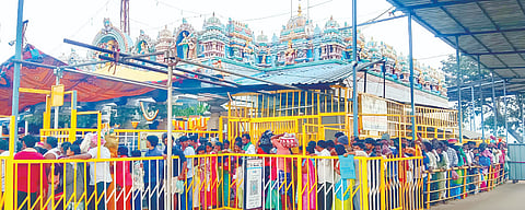 ಆಗಿ ಹುಣ್ಣಿಮೆ ಅಂಗವಾಗಿ ಶ್ರೀ ಹುಲಿಗೆಮ್ಮ ದೇವಿ ದರ್ಶನಕ್ಕೆ ಭಕ್ತರು ಸರತಿ ಸಾಲಿನಲ್ಲಿ ನಿಂತಿರುವುದು.