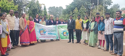 ಕೊಂಡ್ರಹಳ್ಳಿ ಕಿತ್ತೂರು ರಾಣಿ ಚನ್ನಮ್ಮ ವಸತಿ ಶಾಲಾ ಆವರಣದಲ್ಲಿ ಹಮ್ಮಿಕೊಂಡಿದ್ದಮಕ್ಕಳ ಗ್ರಾಮಸಭೆಯಲ್ಲಿ  ಗ್ರಾಪಂ ಸದಸ್ಯರಾದ ಎನ್​.ಎನ್​. ಮಂಜುನಾಥ್​, ಮುನೇಗೌಡ, ನಾಗಮ್ಮ, ಸುನೀತಾ ರಾಮೇಗೌಡ, ಜಿಪಂನ ಸಂಯೋಜಕ ಅಧಿಕಾರಿ ನಾಗರತ್ನಮ್ಮ, ತಾಪಂನ ಐಇಸಿ ಸಂಯೋಜಕ ಡಿ.ಮಧುಸೂದನ್​, ಕಾರ್ಯದರ್ಶಿ ಉಷಾ, ಕರ ವಸೂಲಿಗಾರ ಮನೋಜ್​, ಪ್ರಾಂಶುಪಾಲೆ ಉಷಾ ಇದ್ದರು.