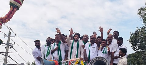 ಸರಗೂರು ತಾಲೂಕಿನ ಪಟ್ಟಣದಲ್ಲಿ ನಿಖಿಲ್ ಕುಮಾರಸ್ವಾಮಿ ರೋಡ್ ಶೋ ನಡೆಸಿದರು. ಅಶ್ವಿನ್‌ಕುಮಾರ್, ಕೆ.ಎಂ.ಕೃಷ್ಣನಾಯಕ, ಜಿ.ಗೋಪಾಲಸ್ವಾಮಿ, ರಾಜೇಂದ್ರ, ಸುಧೀರ್‌ಇತರರಿದ್ದರು.