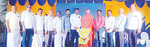 ಸರಗೂರು ತಾಲೂಕಿನ ಪಟ್ಟಣದ ಪಡುವಲ ವಿರಕ್ತ ಮಠದ ಶ್ರೀ ಕಾಳ ಓಡಯ ಗುರುಗಳ ಮಹಾವಿಧ್ಯಾಪೀಠ ಗುರುಕುಲೋತ್ಸವ ಕಾರ್ಯಕ್ರಮವನ್ನು ಗಣ್ಯರು ಉದ್ಘಾಟಿಸಿದರು, ಮಹದೇವಸ್ವಾಮಿ ಗಳು.ವಿಜಯಕುಮಾರ್.ಬಾಸ್ಕರ್.ಚಲುವಕೃಷ್ಣ.ಇತ್ತರರು ಇದ್ದರು.