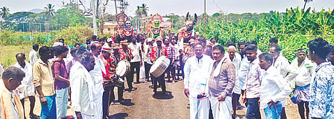 ಸರಗೂರು ತಾಲೂಕಿನ ಮುಳ್ಳೂರು ಗ್ರಾಮದಲ್ಲಿ ಕಾಳಮ್ಮನ ಜಾತ್ರಾ ಕೊಂಡ ಮಹೋತ್ಸವ ವಿಜೃಂಭಣೆಯಿಂದ ನಡೆಯಿತು.