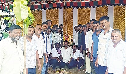 ಸರಗೂರು ಪಟ್ಟಣದಲ್ಲಿ ಚಾಮುಂಡೇಶ್ವರಿ ಮತ್ತು ಚಿಕ್ಕ ದೇವಮ್ಮ ತಾಯಿಗೆ ವಾಹನ ಚಾಲಕರು ವಿಶೇಷ ಪೂಜೆ ಸಲ್ಲಿಸಿದರು.