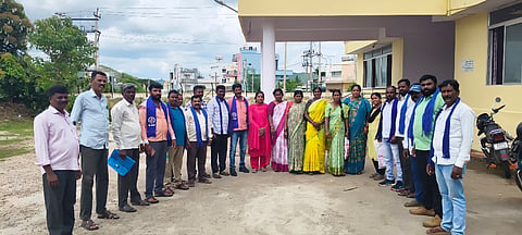  ಸಂಘಟನೆ ತಾಲೂಕು ಸಂಯೋಜಕ ಮಹೇಶ್ ಕುಮಾರ್, ಪದಾಧಿಕಾರಿಗಳಾದ ಬಾಡಗ ಮಂಜು, ಗೆದ್ದಹಳ್ಳ ದೇವರಾಜು, ಪುಟ್ಟಯ್ಯ, ರೇಣುಕಾ, ರತ್ನಮ್ಮ, ಮಹದೇವಸ್ವಾಮಿ, ಮಹೇಶ್‌ಮುತ್ತು ನಿಂಗರಾಜು ಇದ್ದರು. 