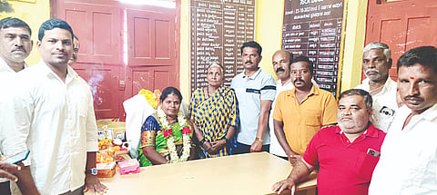 ಸರಗೂರು ತಾಲೂಕಿನ ಪಟ್ಟಣ ಪಂಚಾಯಿತಿ ನೂತನ ಅಧ್ಯಕ್ಷೆ ಚೈತ್ರ ಸ್ವಾಮಿ ಅಧಿಕಾರ ಸ್ವೀಕರಿಸಿದರು. ಶ್ರೀನಿವಾಸ, ಚೆಲುವ ಕೃಷ್ಣ ಇತರರು ಇದ್ದರು.