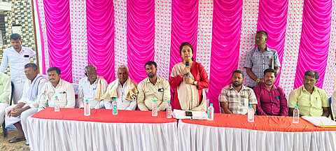ಸರಗೂರು ತಾಲೂಕಿನ ಕುಂದೂರು ಮತ್ತು ದಡದಹಳ್ಳಿ ಚಿಕ್ಕ ದೇವಮ್ಮ ನಾ ದೇವಸ್ಥಾನದ ಆವರಣದಲ್ಲಿ ಚಿಕ್ಕದೇವಮ್ಮನವರ ಜಾತ್ರಾ ಮಹೋತ್ಸವದ ಪೂರ್ವಭಾವಿ ಸಭೆಯಲ್ಲಿ ಮೋಹನಕುಮಾರಿ ಮಾತನಾಡಿದರು. ರಘು, ಮಹದೇವಸ್ವಾಮಿ, ಚಿನ್ನಸ್ವಾಮಿ, ಮೂರ್ತಿ ಇತರರು ಇದ್ದರು.