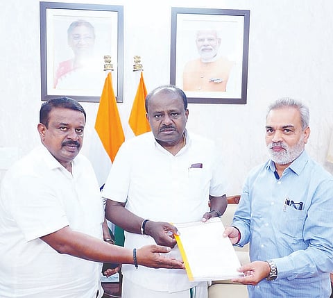 ಶ್ರವಣಬೆಳಗೊಳ ಜೈನ ಮಠದಿಂದ ಕೇಂದ್ರ ಸಚಿವ ಎಚ್.ಡಿ.ಕುಮಾರಸ್ವಾಮಿ ಅವರಿಗೆ ಮನವಿ ಸಲ್ಲಿಸಲಾಯಿತು. ಶಾಸಕ ಸಿ.ಎನ್.ಬಾಲಕೃಷ್ಣ, ಮಠದ ಪ್ರತಿನಿಧಿ ರಾಜೇಶ್ ಖನ್ನಾ ಇದ್ದರು.