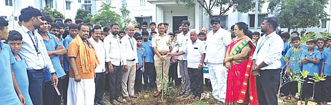 ಆಡಕಿ ಗ್ರಾಮದ ಮುರಾರ್ಜಿ ದೇಸಾಯಿ ವಸತಿಶಾಲೆ ಆವರಣದಲ್ಲಿ ಶ್ರೀ ಕ್ಷೇತ್ರ ಧರ್ಮಸ್ಥಳ ಸಂಸ್ಥೆಯಿಂದ ಸಾಮಾಜಿಕ ಅರಣ್ಯೀಕರಣ ಕಾರ್ಯಕ್ರಮದ ನಿಮಿತ್ತ ಸಸಿ ನೆಡಲಾಯಿತು. ಸಂಜೀವಕುಮಾರ ಕುಂಬಾರಗೇರಿ, ಸಿದ್ದಯ್ಯಸ್ವಾಮಿ ಆಡಕಿ, ಸೋಮಶೇಖರ ಇತರರಿದ್ದರು.