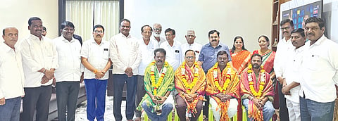ಸೇಡಂನ ಮಾಜಿ ಶಾಸಕ ರಾಜಕುಮಾರ ಪಾಟೀಲ್​ ತೆಲ್ಕೂರ ನಿವಾಸದಲ್ಲಿ ವಿವಿಧ ಪ್ರಶಸ್ತಿ ಪುರಸತ ಸಾಧಕ ಪತ್ರಕರ್ತರಾದ ಪ್ರಭಾಕರ ಜೋಶಿ, ಮಹಿಪಾಲರೆಡ್ಡಿ ಮುನ್ನೂರ, ಶರಣು ಮಹಾಗಾಂವ್​, ಸಿದ್ದಯ್ಯಸ್ವಾಮಿ ಅವರನ್ನು ವಿಶೇಷವಾಗಿ ಸತ್ಕರಿಸಲಾಯಿತು. ರಾಜಕುಮಾರ ಪಾಟೀಲ್​ ತೆಲ್ಕೂರ, ಸಂತೋಷಿರಾಣಿ ಪಾಟೀಲ್​ ತೆಲ್ಕೂರ, ನಾಗಪ್ಪ ಕೊಳ್ಳಿ, ಬನ್ನಪ್ಪ, ಶರಣು ಮೆಡಿಕಲ್​, ತಿರುಪತಿ ಮದಕಲ್​, ರಾವೇಂದ್ರ ಮೆಕಾನಿಕ್​ ಇದ್ದರು.