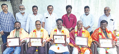 ಸೇಡಂ ಪತ್ರಿಕಾ ಭವನದ ಆವರಣದಲ್ಲಿ ವಿವಿಧ ಪ್ರಶಸ್ತಿ ಪುರಸತ ಪತ್ರಕರ್ತರನ್ನು ಕಾರ್ಯನಿರತ ಪತ್ರಕರ್ತರ ಸಂದಿಂದ ಸತ್ಕರಿಸಲಾಯಿತು. ಜಗನ್ನಾಥ ತರನಳ್ಳಿ, ನಾಗಯ್ಯಸ್ವಾಮಿ ಬೊಮ್ನಳ್ಳಿ, ಸುಧೀರ ಬಿರಾದಾರ ಇತರರಿದ್ದರು.