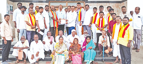 ಪಿಂಚಣಿ ಹಣ ಜಮೆಗೊಳಿಸುವಂತೆ ಆಗ್ರಹಿಸಿ ಸೇಡಂ ತಹಸಿಲ್​ ಕಚೇರಿ ಎದುರು ಕರವೇ ಪದಾಧಿಕಾರಿಗಳು ಪ್ರತಿಭಟನೆ ನಡೆಸಿ ಮನವಿಪತ್ರ ಸಲ್ಲಿಸಿದರು. ರಾಮಚಂದ್ರ ಗುತ್ತೇದಾರ್​, ಶ್ರೀನಿವಾಸರೆಡ್ಡಿ ಮದನಾ, ದೇವು ನಾಟೀಕಾರ್​, ಚಂದ್ರಶೇಖರ ಪೂಜಾರಿ, ಭೀಮಯ್ಯ ಗುತ್ತೇದಾರ್​ ಇತರರಿದ್ದರು.