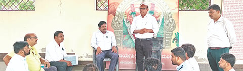 ಸೇಡಂನ ಕೆಇಬಿ ಕಾಲನಿ ಹನುಮಾನ ಮಂದಿರದಲ್ಲಿ ಹಮ್ಮಿಕೊಂಡಿದ್ದ ಸಭೆಯಲ್ಲಿ ನಗರಸಭೆ ಪೌರಾಯುಕ್ತ ಶರಣಯ್ಯಸ್ವಾಮಿ ಮಾತನಾಡಿದರು. ಪ್ರಭುರೆಡ್ಡಿ, ಡಾ.ಸಂಜು ಪಾಟೀಲ್​ ಇತರರಿದ್ದರು. 