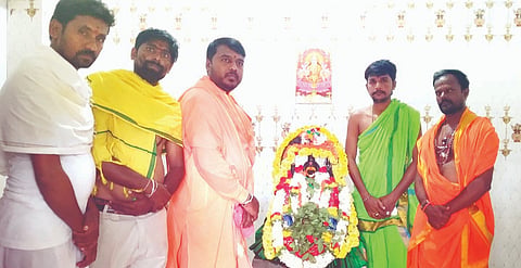 ಸಿರವಾರ ತಾಲೂಕಿನ ಒರಿಸ್ಸಾ ಕ್ಯಾಂಪಿನಲ್ಲಿ ಸವದತ್ತಿ ಯಲ್ಲಮ್ಮ ದೇವಿ ಮೂರ್ತಿ ಪ್ರಾಣ ಪ್ರತಿಷ್ಠಾಪನೆ ಮಾಡಲಾಯಿತು. 
