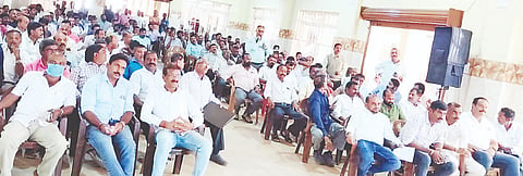  ಸೋಮವಾರಪೇಟೆ ಕೊಡವ ಸಮಾಜದಲ್ಲಿ ನಡೆದ ವಾಹನ ಚಾಲಕರು ಮತ್ತು ಮೋಟಾರು ಕೆಲಸಗಾರರ ಸಂಘದ ವಾರ್ಷಿಕ ಮಹಾಸಭೆಯಲ್ಲಿ ಭಾಗವಹಿಸಿದ್ದ ಸದಸ್ಯರು.