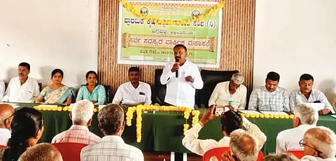 ಅಜ್ಜಂಪುರ ತಾಲೂಕಿನ ಬಗ್ಗವಳ್ಳಿ ಗ್ರಾಮದ ಪಿಎಸಿಎಸ್‌ನಲ್ಲಿ ಏರ್ಪಡಿಸಿದ್ದ ಸರ್ವ ಸದಸ್ಯರ ವಾರ್ಷಿಕ ಮಹಾಸಭೆಯಲ್ಲಿ ಅಧ್ಯಕ್ಷ ಸಿ.ಎನ್.ಸಿದ್ದೇಗೌಡ ಮಾತನಾಡಿದರು. ದೇವಿರಪ್ಪ, ಜಿ.ಇ.ಪ್ರಭು, ಸುರೇಶ್, ತಿಪ್ಪೇಸ್ವಾಮಿ, ವಿಜಯಕುಮಾರ್ ಇತರರಿದ್ದರು.