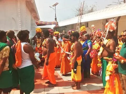   ಎಂ.ಸಿ.ಹಳ್ಳಿ ಭದ್ರಗಿರಿ ಶ್ರೀ ಶಿವಸುಬ್ರಹ್ಮಣ್ಯ ಸ್ವಾಮಿ ದೇಗುಲದಲ್ಲಿ ಪಂಗುನಿ ಉತ್ತಿರತೀರ್ಥ ಕಾವಡಿ ಜಾತ್ರಾ ಮಹೋತ್ಸವದ ಹಿನ್ನೆಲೆಯಲ್ಲಿ ಭಕ್ತರು ವಿವಿಧ ಕಾವಡಿ ಹೊತ್ತು ದೇಗುಲ ಆವರಣ ಪ್ರವೇಶಿಸಿದರು. 