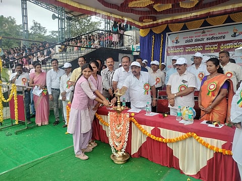 ತಿಪಟೂರಿನ ಕಲ್ಪತರು ಕ್ರೀಡಾಂಗಣದಲ್ಲಿ ಆಯೋಜಿಸಿದ್ದ ಕ್ರೀಡಾಕೂಟವನ್ನು ಶಾಸಕ ಕೆ.ಷಡಕ್ಷರಿ ಉದ್ಘಾಟಿಸಿದರು. ಬಿಇಒ ತಾರಾಮಣಿ, ಬಾಲಕರ ಸರ್ಕರಿ ಪದವಿ ಪೂರ್ವ ಕಾಲೇಜಿನ ಪ್ರಾಂಶುಪಾಲ ಎಂ.ಡಿ. ಶಿವಕುವಾರ್ ಇದ್ದರು. 