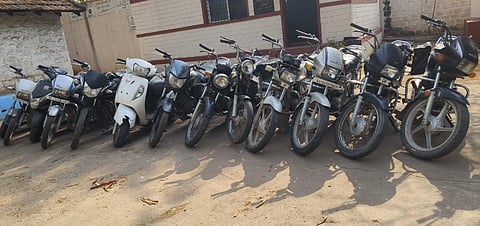 ಬಳ್ಳಾರಿಯ ಗಾಂಧಿನಗರ ಪೊಲೀಸರ ಠಾಣೆಯಲ್ಲಿ ವಶಪಡಿಸಿಕೊಂಡ ಬೈಕ್‌ಗಳು ಸರತಿಯಲ್ಲಿ ಇಟ್ಟಿರುವುದು.