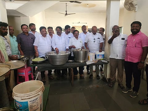 ಬಳ್ಳಾರಿಯ ರೈತ ಭವನದಲ್ಲಿ  ಹುಟ್ಟುಹಬ್ಬದ ಅಂಗವಾಗಿ ತಯಾರಿಸಿದ ವಿಶೇಷ ಸಿಹಿ ಖಾದ್ಯವನ್ನು ಬಗರ್ ಹುಕಂ ಸಮಿತಿ ಅಧ್ಯಕ್ಷ ಎಚ್.ತಿಮ್ಮನಗೌಡ ರೈತರಿಗೆ ನೀಡಿದರು. ಬಿಡಿಸಿಸಿ ಅಧ್ಯಕ್ಷ ಅವ್ವಾರು ಮಂಜುನಾಥ, ಪದಾಧಿಕಾರಿಗಳಾದ ಕೆ.ಸಿ.ಸುರೇಶಬಾಬು, ತಿಮ್ಮಪ್ಪ, ಚಿದಾನಂದಪ್ಪ, ಮಹೇಶ್ ಇತರರಿದ್ದರು.