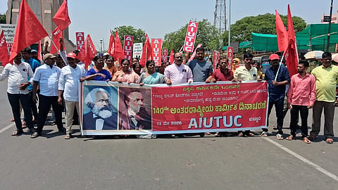 ಬಳ್ಳಾರಿಯ ಗಡಗಿ ಚನ್ನಪ್ಪ ವೃತ್ತದಲ್ಲಿ ಎಐಯುಟಿಯುಸಿ ಸಂಘಟನೆಯಿಂದ ಅಂತರಾಷ್ಟ್ರೀಯ ಕಾರ್ಮಿಕರ ದಿನಾಚರಣೆ ಅಂಗವಾಗಿ ಮೆರವಣಿಗೆ ನಡೆಸಲಾಯಿತು.  ಜಿಲ್ಲಾಧ್ಯಕ್ಷ ಎ.ದೇವದಾಸ್, ಉಪಾಧ್ಯಕ್ಷ ಎ.ಶಾಂತ, ಪದಾಧಿಕಾರಿಗಳಾದ ಶರ್ಮಾಸ್, ಜಿ.ಸುರೇಶ್, ಕಿರಣ್‌ಕುಮಾರ ಚೈತನ್ಯ, ಪಾರ್ವತಮ್ಮ, ಹೇಮಣ್ಣ, ಮಹೇಶ್, ಸೋಮಶೇಖರ್ ಇತರರಿದ್ದರು.