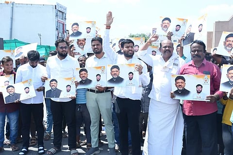 ಬಳ್ಳಾರಿಯ ಗಡಗಿ ಚನ್ನಪ್ಪ ವೃತ್ತದಲ್ಲಿ  ಯುವ ಕಾಂಗ್ರೆಸ್ ವತಿಯಿಂದ ಸೋಮವಾರ ಸಂಭ್ರಮಾಚರಣೆ ನಡೆಯಿತು. ಕಾರ್ಯದರ್ಶಿ ಚಿನ್ನಿಕೃಷ್ಣ, ಮುಖಂಡರಾದ ಮಹಾದೇವ, ಅಮರೇಶ್, ಸಿದ್ದು, ವೀರೇಶ್ ಇತರರಿದ್ದರು.