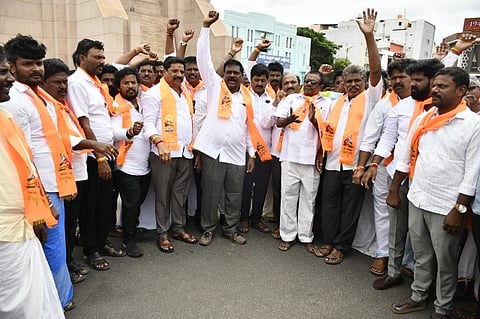 ಬಳ್ಳಾರಿಯ ಗಡಿಗಿ ಚನ್ನಪ್ಪ ವೃತ್ತದಲ್ಲಿ  ಶ್ರೀಮಹರ್ಷಿ ವಾಲ್ಮೀಕಿ ಪುತ್ಥಳಿ ಅನಾವರಣಗೊಳಿಸಬೇಕು ಎಂಬುದಾಗಿ ಆಗ್ರಹಿಸಿ, ಅಖಂಡ ಕರ್ನಾಟಕ ವಾಲ್ಮೀಕಿ ನಾಯಕರ ಒಕ್ಕೂಟದಿಂದ ಪ್ರತಿಭಟನೆ ನಡೆಯಿತು. ಪದಾಧಿಕಾರಿಗಳಾದ  ಜನಾರ್ದನ ನಾಯಕ, ಕೆ.ಕೆ. ಹಾಳ್ ಸತ್ಯಣ್ಣ, ವಕೀಲ ಜಯರಾಮ್, ರುದ್ರಪ್ಪ, ಸತ್ಯನಾರಾಯಣ, ರಂಜಿತ್‌ಕುಮಾರ್, ನಾಗರಾಜ್, ವಾಲ್ಮೀಕಿ ದುರ್ಗಪ್ಪ, ಬೆನಕನ ಸುರೇಶ್ ಇತರರಿದ್ದರು.