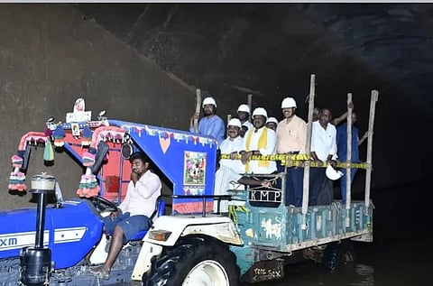 ತುಂಗಭದ್ರ ಜಲಾಶಯ ವ್ಯಾಪ್ತಿಯ ದರೋಜಿ ಬಳಿ ಸುರಂಗದಲ್ಲಿನ ಎಚ್‌ಎಲ್‌ಸಿ ಕಾಲುವೆಯನ್ನು ಹಣಕಾಸು ಸಚಿವ ಪಯ್ಯವಲು ಕೇಶವ ಟ್ರಾೃಕ್ಟರ್‌ನಲ್ಲಿ ಪ್ರಯಾಣಿಸಿ ಪರಿಶೀಲಿಸಿದರು. ರಾಯದುರ್ಗ ಶಾಸಕ ಶ್ರೀನಿವಾಸಲು, ಇಂಜನಿಯರ್ ನಾರಾಯಣರಾವ್ ನಾಯ್ಕ ಇತರರಿದ್ದರು.