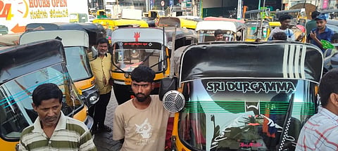 ಬಳ್ಳಾರಿಯ ಮೋಕಾ ರಸ್ತೆಯಲ್ಲಿ  ಗ್ಯಾಸ್ ಪ್ಲಸ್ ಆಟೋ ಗ್ಯಾಸ್ ’ ಏಜೆನ್ಸಿಯ ಮುಂಭಾಗ ಆಟೋ ಚಾಲಕರು ಪ್ರತಿಭಟನೆ ನಡೆಸಿದರು.