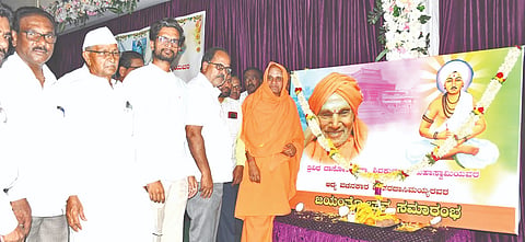ಯಾದಗಿರಿಯಲ್ಲಿ ಬುಧವಾರ ಆಯೋಜಿಸಿದ್ದ ಆದ್ಯ ವಚನಕಾರ ಜೇಡರ ದಾಸಿಮಯ್ಯ ಹಾಗೂ ತ್ರಿವಿಧ ದಾಸೋಯಿ ಶ್ರೀ ಡಾ.ಶಿವಕುಮಾರ ಸ್ವಾಮಿಗಳ ಜಯಂತಿ ಕಾರ್ಯಕ್ರಮದಲ್ಲಿ ದಾಸಬಾಳ ಮಠದ ಶ್ರೀ, ರಾಚಣ್ಣಗೌಡ ಮುದ್ನಾಳ್​, ಮಹೇಶರಡ್ಡಿ ಮುದ್ನಾಳ್​ ಇತರರಿದ್ದರು.