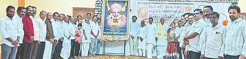 ಯಾದಗಿರಿಯಲ್ಲಿ ಬುಧವಾರ ಸಿದ್ಧಗಂಗಾ ಮಠದ ಶ್ರೀ ಡಾ.ಶಿವಕುಮಾರ ಸ್ವಾಮಿಗಳ 119ನೇ ಜಯಂತಿ ಆಚರಿಸಲಾಯಿತು. ಯುವ ಮುಖಂಡ ಮಹೇಶರಡ್ಡಿ ಮುದ್ನಾಳ್​, ಡಾ.ಸಿದ್ಧರಾಜರೆಡ್ಡಿ, ಅಯ್ಯಣ್ಣ ಹುಂಡೇಕಾರ, ಶರಣಪ್ಪಗೌಡ ಕರೆಡ್ಡಿ ಮಲ್ಹಾರ, ಹಣಮಂತರಡ್ಡಿ ಮುದ್ನಾಳ್​, ಚನ್ನಪ್ಪಗೌಡ ಮೋಸಂಬಿ, ಸಿದ್ಧಪ್ಪ ಹೊಟ್ಟಿ, ಸಂಗಾರೆಡ್ಡಿಗೌಡ ಮಲ್ಹಾರ, ಸೋಮಶೇಖರ ಮಣ್ಣೂರ ಇತರರಿದ್ದರು.
