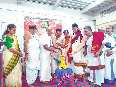 ಬೇಲೂರು ತಾಲೂಕು ಬ್ರಾಹ್ಮಣ ಮಹಾಸಭಾ ಚಾರಿಟಬಲ್ ಟ್ರಸ್ಟ್  ಹಾಗೂ ವಿಪ್ರ ಮಹಿಳಾ ಒಕ್ಕೂಟದ ಸಹಯೋಗದೊಂದಿಗೆ  ಶ್ರೀ ಚನ್ನಕೇಶವಸ್ವಾಮಿಗೆ ಹಮ್ಮಿಕೊಂಡಿದ್ದ ಮಹಾಭಿಷೇಕ ಕಾರ್ಯಕ್ರಮವನ್ನು ಶಾಸಕ ಎಚ್.ಕೆ.ಸುರೇಶ್ ಉದ್ಘಾಟಿಸಿದರು. ರಾಘವೇಂದ್ರ ಭಟ್, ಸಿ.ಆರ್.ವಿಜಯಕೇಶವ, ನರಸಿಂಹಮೂರ್ತಿ, ಮಂಜುನಾಥ ಮೂರ್ತಿ ಇತರರಿದ್ದರು.