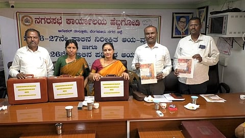 ಆನೇಕಲ್​ ತಾಲೂಕಿನ ಹೆಬ್ಬಗೋಡಿ ನಗರಸಭೆಯಲ್ಲಿ ಬಜೆಟ್​ ಅನ್ನು ನಗರಸಭಾ ಅಧ್ಯೆ ಸುಜಾತ ಹರೀಶ್​ ಮಂಡಿಸಿದರು. ನಗರಸಭೆ ಆಯುಕ್ತ ರಾಜೇಂದ್ರ, ನಗರಸಭಾ ಉಪಾಧ್ಯೆ ಸುಜಾತಾ ಕೆ.ಪಿ. ರಾಜು ಇದ್ದರು.