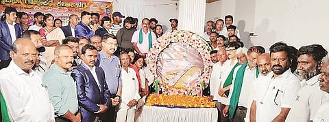 ತಿ.ನರಸೀಪುರ ಪಟ್ಟಣದ ಡಾ.ಬಿ.ಆರ್.ಅಂಬೇಡ್ಕರ್ ಸಮುದಾಯ ಭವನದಲ್ಲಿ ಆಯೋಜಿಸಿದ್ದ ಕಾರ್ಯಕ್ರಮದಲ್ಲಿ ಜಾನಕಿ ಅವರಿಗೆ ತ್ರಿವೇಣಿ ಗಾಯಕರ ಕಲಾಬಳಗದಿಂದ ಗೀತ ಗಾಯನದ ಮೂಲಕ ನುಡಿ ನಮನ ಸಲ್ಲಿಸಲಾಯಿತು. ಕುರುಬೂರು ಶಾಂತಕುಮಾರ್, ಎಸ್.ಎನ್. ಸಿದ್ಧಾರ್ಥ, ಕರೋಹಟ್ಟಿ ಮಹದೇವಯ್ಯ, ಡಾ.ಎಸ್.ಬಿ.ಅಭಿಲಾಷ್, ಕುಮಾರ್, ನಿಲಸೋಗೆ ಉಮೇಶ್, ಕೆ.ಎನ್.ಪ್ರಭುಸ್ವಾಮಿ ಇತರರು ಇದ್ದರು.