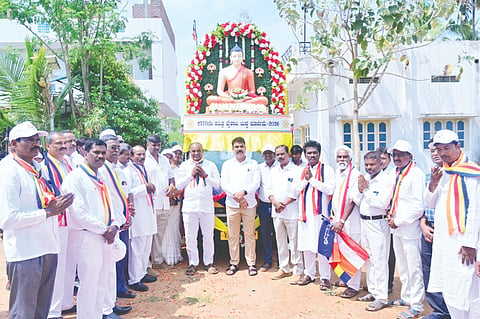 ಚಾಮರಾಜನಗರದಲ್ಲಿ ಬುದ್ಧನ ಪ್ರತಿಮೆ ಮೆರವಣಿಗೆಗೆ ಶಾಸಕ ಸಿ.ಪುಟ್ಟರಂಗಶೆಟ್ಟಿ ಚಾಲನೆ ನೀಡಿದರು.