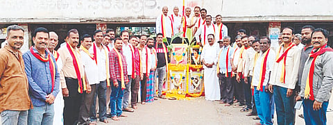 ತಿ.ನರಸೀಪುರ ಪಟ್ಟಣದ ಖಾಸಗಿ ಬಸ್ ನಿಲ್ದಾಣದಲ್ಲಿ ಏಜೆಂಟರ ಸಂಘದಿಂದ ಕನ್ನಡ ರಾಜ್ಯೋತ್ಸವವನ್ನು ಆಯೋಜಿಸಲಾಗಿತ್ತು. ಶ್ರೀನಿವಾಸ್, ಕೆ.ಎನ್. ಪ್ರಭುಸ್ವಾಮಿ, ಪಿ. ಸ್ವಾಮಿನಾಥನ್, ಎ.ಜೆ.ವೆಂಕಟೇಶ್, ಬಿ.ಮಂಟೇಲಿಂಗಪ್ಪ ಇತರರು ಇದ್ದರು.