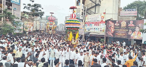 ಗಂಗಾವತಿ ಆರಾಧ್ಯ ದೈವ ಶ್ರೀ ಚನ್ನಬಸವ ಶಿವಯೋಗಿಗಳ 80ನೇ ಪುಣ್ಯಸ್ಮರಣೋತ್ಸವ ನಿಮಿತ್ತ ಜೋಡು ರಥೋತ್ಸವ ಗುರುವಾರ ಭಕ್ತರ ಸಮ್ಮುಖದಲ್ಲಿ ವಿಜೃಂಭಣೆಯಿಂದ ಜರುಗಿತು.
